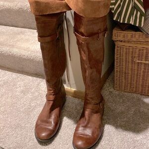 Knee heights upper leather fashion boots.
